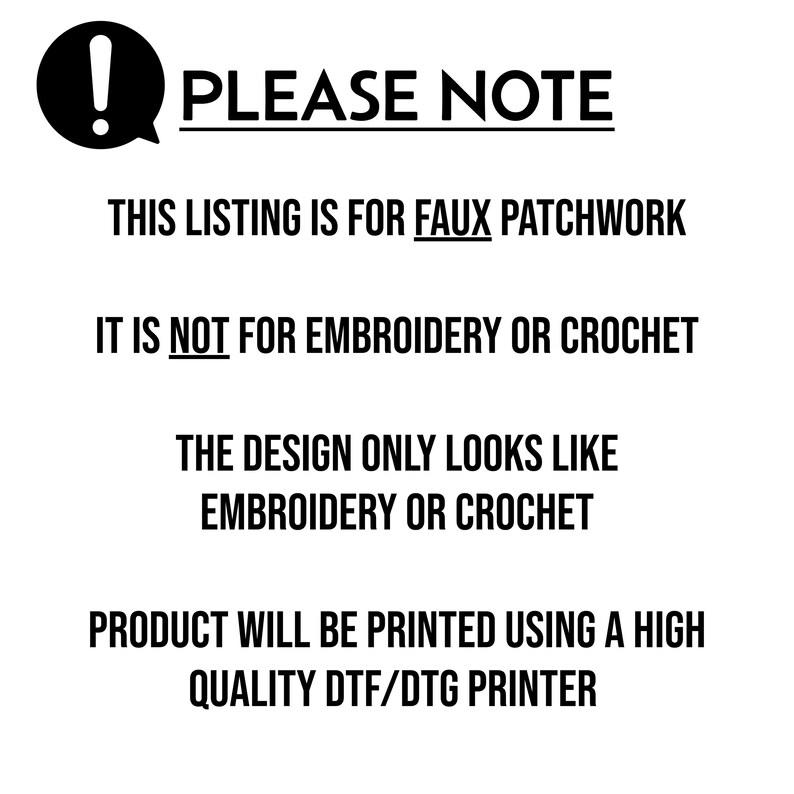Puede incluir: Un gr&aacute;fico en blanco y negro con el texto "PLEASE NOTE" y texto adicional que aclara que el anuncio es para patchwork falso, no para bordado o ganchillo. El dise&ntilde;o solo parece bordado o ganchillo, y el producto se imprimir&aacute; con una impresora DTF/DTG de alta calidad.