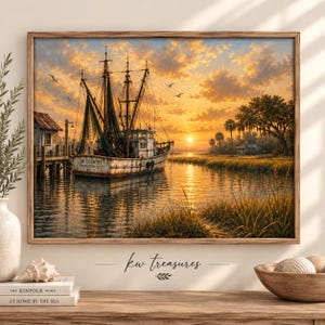 Puede incluir: Un cuadro de paisaje enmarcado que representa un barco pesquero blanco con la etiqueta Low Country Charleston, SC, atracado en un muelle de madera durante una puesta de sol dorada. La escena incluye un pequeño edificio, hierba y palmeras.