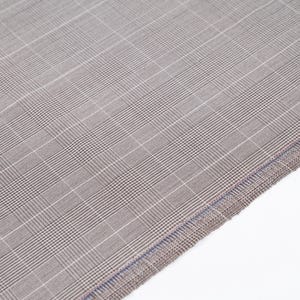 Può includere: Una tazza di ceramica bianca con manico nero e la scritta "But First, Coffee" in grassetto nero. La tazza è posta su uno sfondo neutro, che ne evidenzia il design semplice.