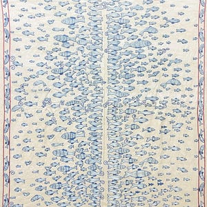 Könnte beinhalten: Ein quadratisches Textil mit einem sich wiederholenden Muster aus blauen Fischen auf hellbeigem Hintergrund. Das Design umfasst einen dünnen roten Rand, der die Fische einrahmt, welche in dichten vertikalen Spalten über die Stofffläche verteilt sind.