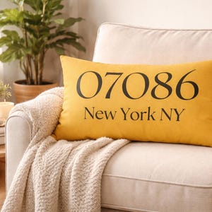 Personalisiertes Zip Code Lendenkissen, benutzerdefinierte City State Home Décor (20 "× 14")