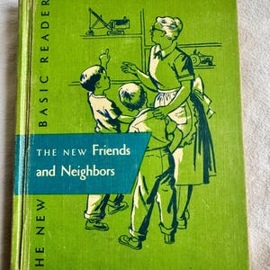 Könnte beinhalten: Vintage-Buch mit dem Titel "The New Friends and Neighbors" mit grünem Einband. Das Cover zeigt eine Illustration einer Frau und zweier Kinder. Die Worte "Basic Readers" sind vertikal auf der linken Seite des Covers aufgedruckt.
