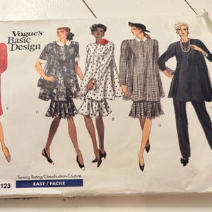 Puede incluir: Juego de tres tazas de cerámica con acabado mate moteado. Las tazas son de color crema, marrón claro y marrón oscuro. Cada taza tiene un diseño simple y minimalista, ideal para café o té.