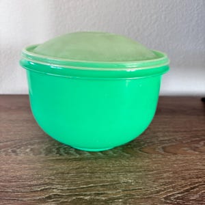 Vintage Tupperware Crisp-It Salladsbehållare 1424-5 Jadeitgrönt Kupollock från 1970-talet