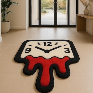 Może przedstawiać: Unikalny dywan w kształcie topniejącego zegara. Dywan ma białą tarczę zegara z czarnymi cyframi i wskazówkami, czarną obwódkę i czerwony, topiący się wzór. Dywan jest umieszczony na kafelkowej podłodze.