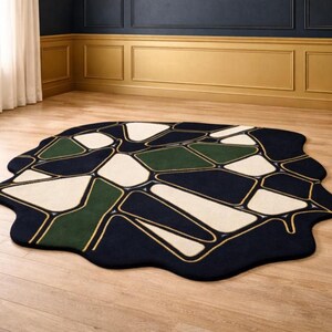 Könnte beinhalten: Ein moderner Teppich mit einem abstrakten geometrischen Design. Der Teppich hat einen dunkelblauen Hintergrund mit weißen, grünen und marinefarbenen Formen, die goldfarben umrandet sind. Der Teppich hat eine unregelmäßige, organische Form.