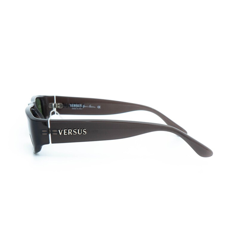 K&ouml;nnte beinhalten: Dunkelbraune Versus-Sonnenbrille mit rechteckigem Rahmen und dunklen Gl&auml;sern. Der Markenname "VERSUS" ist in silbernen Buchstaben auf dem B&uuml;gel abgebildet. Die Sonnenbrille hat ein schlankes, modernes Design.