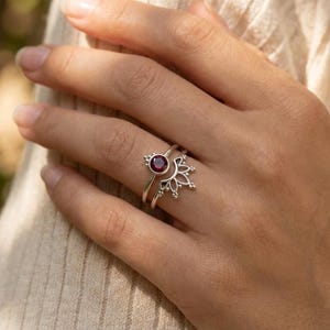 Sterlingzilveren ring met granaat | Lotus-stapelband, geboortesteen januari