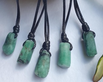 Collar de esmeralda en bruto, joyería de cristal natural, ajustable, collar de cordón negro, colgante de esmeralda, regalo para él o para ella, protector