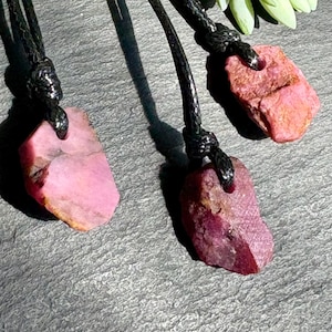 Collar de rubí, cumpleaños de julio, collar de rubí para hombre, ajustable, collar con cordón negro, colgante de rubí en bruto, regalo para él o ella, piedra protectora