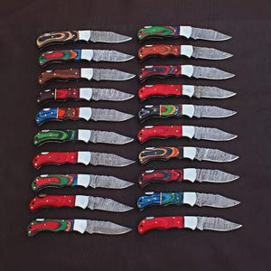 Parti med 20 specialdesignade handgjorda fällknivar – färgade trähandtag med läderslidor