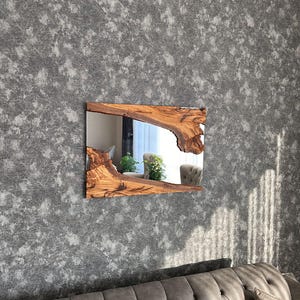 Handgemaakte houten spiegel, olijfhouten spiegel, live edge olijfhouten wandspiegel – badkamerspiegel, spiegel in de hal afbeelding 11
