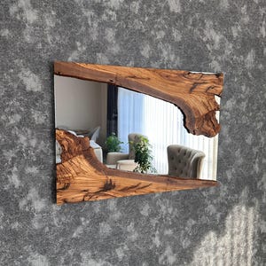 Handgemaakte houten spiegel, olijfhouten spiegel, live edge olijfhouten wandspiegel – badkamerspiegel, spiegel in de hal afbeelding 8