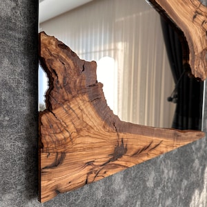 Handgemaakte houten spiegel, olijfhouten spiegel, live edge olijfhouten wandspiegel – badkamerspiegel, spiegel in de hal afbeelding 13
