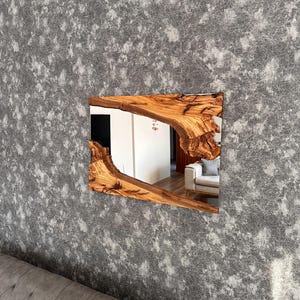 Handgemaakte houten spiegel, olijfhouten spiegel, live edge olijfhouten wandspiegel – badkamerspiegel, spiegel in de hal afbeelding 16