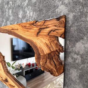 Handgemaakte houten spiegel, olijfhouten spiegel, live edge olijfhouten wandspiegel – badkamerspiegel, spiegel in de hal afbeelding 17