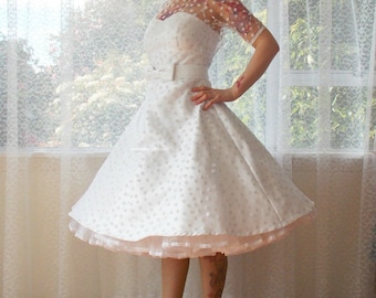 Ivoor jaren 1950 "Annette" Polka Dot Trouwjurk met Sweetheart Hals, Thee Lengte Rok en Petticoat - Op maat gemaakt om te passen