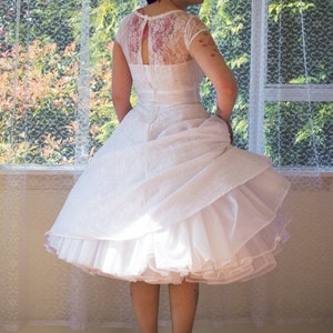 Robe de mariée rockabilly des années 1950 Lacey avec superposition de dentelle, décolleté en cœur, jupe longue et jupon sur mesure image 4