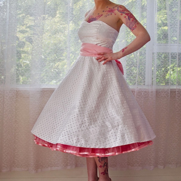 Abito da sposa bianco stile "Betty" degli anni '50 con rivestimento a pois, scollo a cuore, gonna lunghezza tè e sottoveste - Realizzato su misura per adattarsi