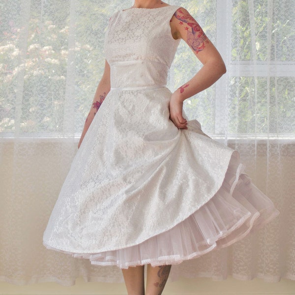 50er Jahre "Cordelia" Weißes Hochzeitskleid mit Bootshals, Spitzenüberzug, Bandbesatz, Teelanger Rock und Petticoat - Maßanfertigung