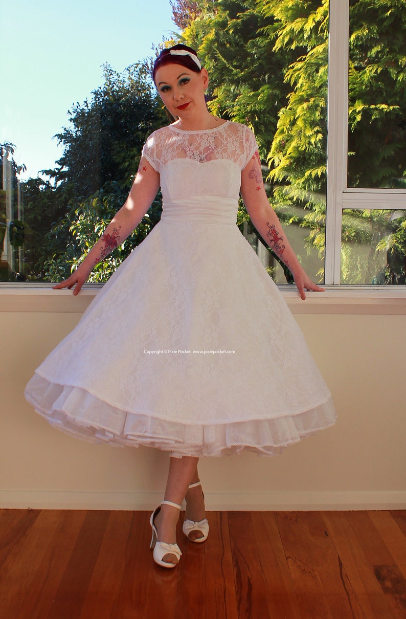 Robe de mariée rockabilly des années 1950 Lacey avec superposition de dentelle, décolleté en cœur, jupe longue et jupon sur mesure image 3