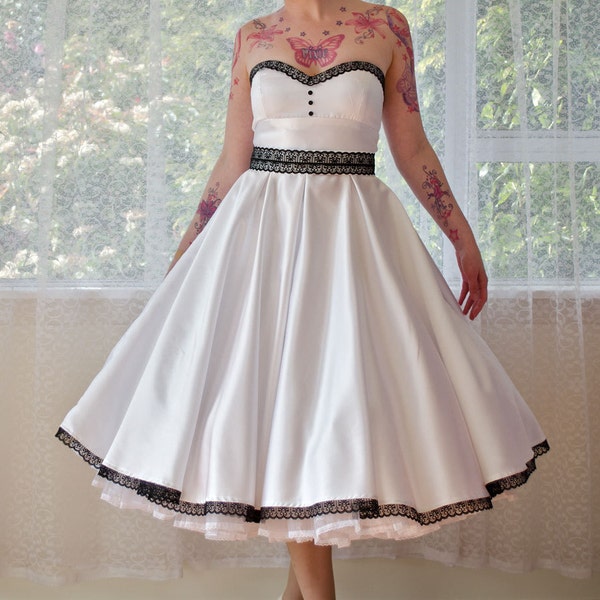 1950 'Rose' Pin up Abito da sposa senza spalline con scollo a cuore e gonna a cerchio completo con pizzo nero e sottoveste - Su misura per adattarsi