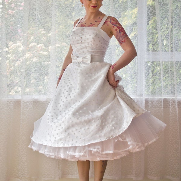 50er Jahre Rockabilly 'Tiffany' Ivory Polka Dot Hochzeitskleid mit Lapels, Schleifengürtel und Petticoat - Maßanfertigung