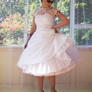 Vestido de novia Rockabilly de los años 50 'Lacey' con superposición de encaje, escote corazón, falda hasta el té y enagua - Hecho a medida para adaptarse