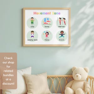 Puede incluir: Un cartel enmarcado con las palabras "Movement Zone" e ilustraciones de ni&ntilde;os realizando ejercicios. El cartel est&aacute; en un marco de madera clara y cuelga de una pared azul claro. Los ejercicios incluyen saltar, pisar y estirar.