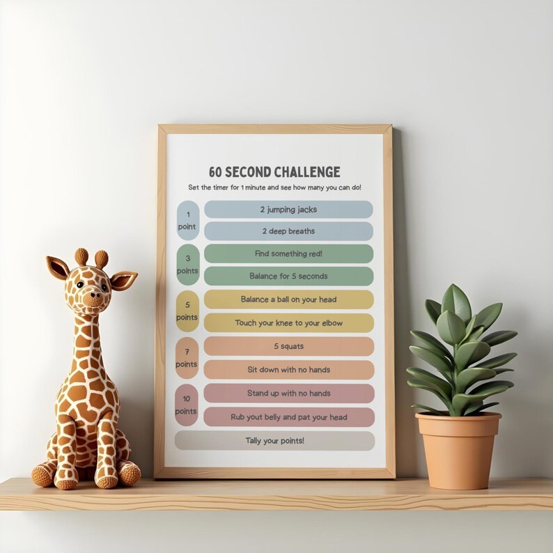 以下が含まれることがあります： 「60 Second Challenge」のテキストとエクササイズリストが書かれた額入りのプリント。 ぬいぐるみキリンと鉢植えの植物が木製の棚に置かれています。 キリンは茶色と白で、植物は緑の葉をしています。