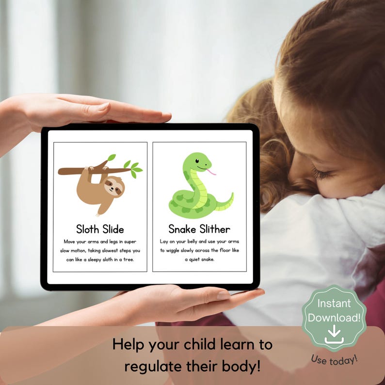 Pu&ograve; includere: Un tablet mostra illustrazioni di un bradipo e un serpente con istruzioni per esercizi di movimento. Il testo sul tablet recita "Sloth Slide" e "Snake Slither". L'immagine include anche il testo "Aiuta il tuo bambino a imparare a regolare il proprio corpo!"
