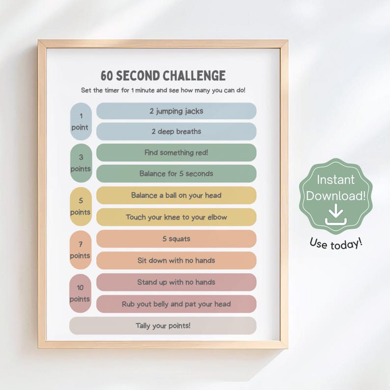 以下が含まれることがあります： 「60 Second Challenge」のテキストとエクササイズの説明が書かれたフレームプリント。カラフルなチャートには、ジャンピングジャック、スクワット、バランスなどのエクササイズが含まれており、それぞれにポイント値が割り当てられています。