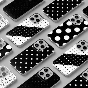 Può includere: Una collezione di custodie per telefoni neri e bianchi con vari motivi a pois e macchiati. Le custodie hanno una finitura lucida e sono progettate per smartphone. I disegni includono punti grandi e piccoli e motivi diagonali.