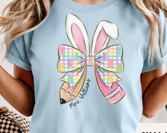 Camiseta personalizada de Pascua para profesor/a, con lazo de conejo y nombre personalizado, bonita camiseta de primavera en tonos pastel, regalo de Pascua para profesor/a de primaria.