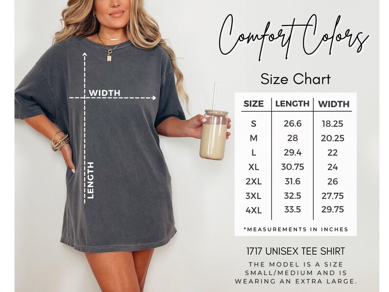 Puede incluir: Una camiseta unisex gris oscuro con una tabla de tallas que muestra las medidas en pulgadas. La camiseta tiene el texto "Comfort Colors" y "1717 Unisex Tee Shirt". La modelo lleva una talla extra grande.