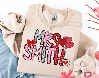 Sudadera personalizada para profesor/a de San Valentín/con cuello redondo rosa con gráfico de corazón, regalo de San Valentín para profesor/a - Sudadera personalizada con apellido