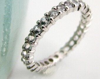 Weiß Saphir Ewigkeit Ring, einzelne Ring 2mm, weiße Saphire auf 14K Weißgold, Ewigkeit Verlobungsring Stapel D320W14K