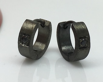 Oorringen voor heren, diepe noir-oorbellen, zwarte saffieren gezet in zwartgouden hoepels, huggie-oorbellen, oorringen, E152MB