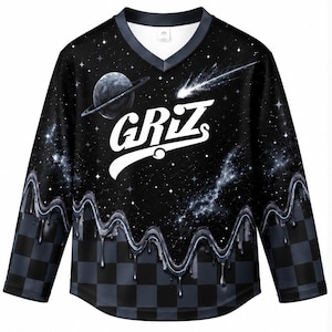 Könnte beinhalten: Schwarzes Langarmshirt mit V-Ausschnitt und Weltraum-Design. Es zeigt einen Planeten mit Ringen, einen Sternschnuppen und das Wort "GRIZ" in Weiß. Der untere Teil hat ein Schachbrettmuster mit tropfenden silbernen Akzenten.