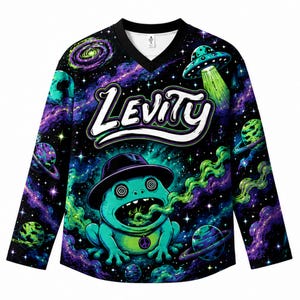 Op de afbeelding: Zwart shirt met lange mouwen en een V-hals met een ruimte-thema grafisch ontwerp. Het ontwerp bevat een kikker met een hoed, planeten, een UFO en het woord "Levity" in wit en groen. Het shirt heeft een zwarte kraag.