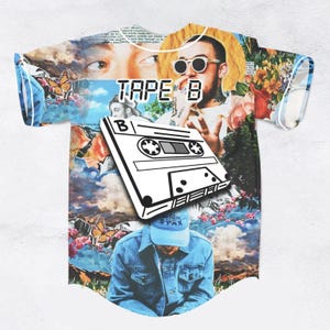 Pode incluir: Camiseta branca com um design de colagem com uma fita cassete, um retrato de um homem usando óculos de sol e o texto "TAPE B". A camiseta tem um fundo colorido com borboletas e flores.