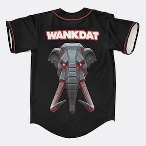 Può includere: Maglia da baseball nera con finiture rosse e la scritta "WANKDAT" in lettere bianche. La maglia presenta una grafica a testa di elefante grigia con dettagli rossi e occhi luminosi.