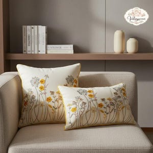 Broderat örngott med vildblommor 18x18, kuddfodral i polyesterbomull med blommönster, örngott i bohemisk äng, lantlig vardagsrumsinredning