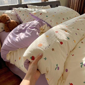 Set di biancheria da letto con stampa di cartoni animati, copripiumino super morbido, arredamento giocoso per la camera da letto