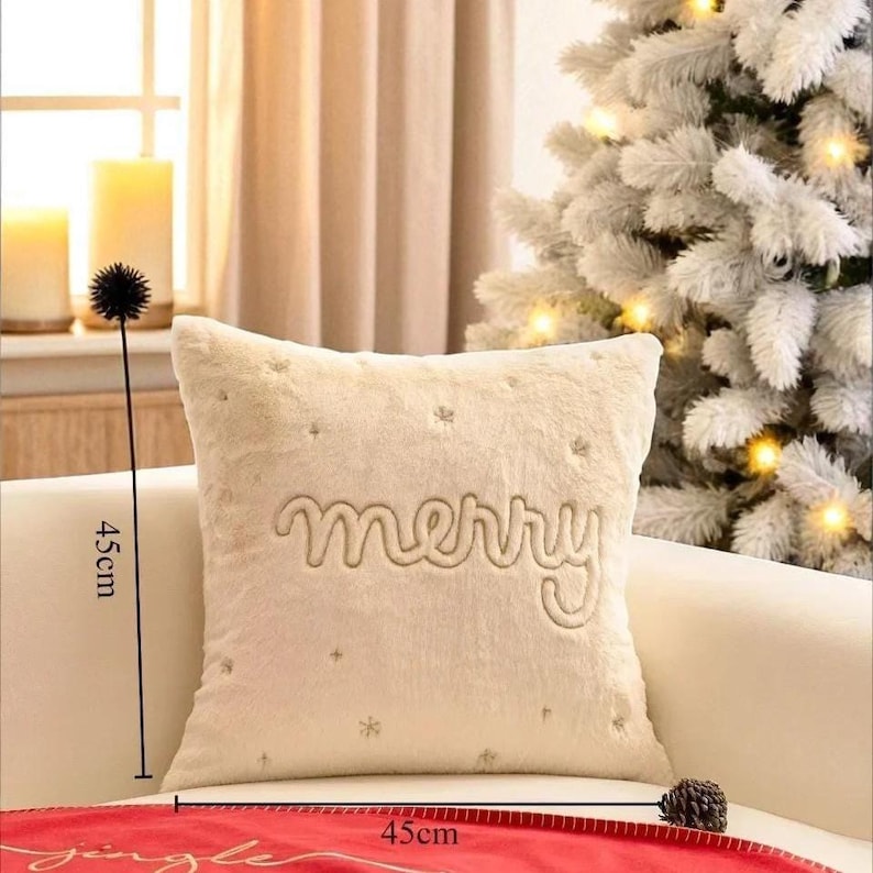 Pu&ograve; includere: Un cuscino decorativo soffice color crema con la scritta "merry" ricamata sul davanti. Il cuscino &egrave; quadrato, misura 45 cm x 45 cm e presenta piccoli abbellimenti a forma di fiocco di neve. Un accento festivo per le vacanze.