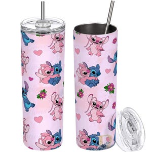 Peut inclure: Un gobelet rose avec un couvercle transparent et une paille argent&eacute;e. Le gobelet pr&eacute;sente un motif r&eacute;p&eacute;t&eacute; des personnages Stitch et Angel, des c&oelig;urs et des fleurs. Le motif est sur un fond rose clair.