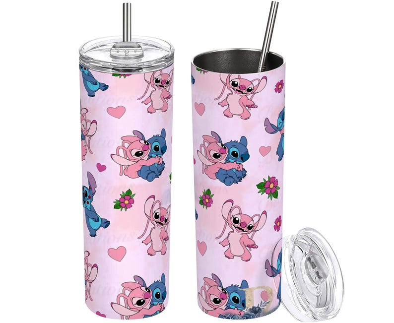 Peut inclure: Un gobelet rose avec un couvercle transparent et une paille argent&eacute;e. Le gobelet pr&eacute;sente un motif r&eacute;p&eacute;t&eacute; des personnages Stitch et Angel, des c&oelig;urs et des fleurs. Le motif est sur un fond rose clair.