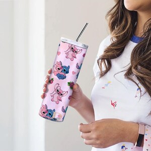Peut inclure: Un gobelet rose avec les personnages de dessins anim&eacute;s Stitch et Angel, avec des c&oelig;urs et des motifs floraux. Le gobelet en acier inoxydable a une paille noire et argent&eacute;e. Le gobelet mesure environ 20 cm de haut.