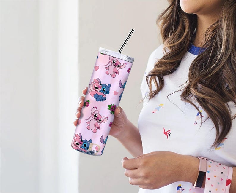 Peut inclure: Un gobelet rose avec les personnages de dessins anim&eacute;s Stitch et Angel, avec des c&oelig;urs et des motifs floraux. Le gobelet en acier inoxydable a une paille noire et argent&eacute;e. Le gobelet mesure environ 20 cm de haut.