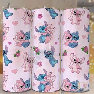 Peut inclure: Un gobelet rose et bleu avec un motif r&eacute;p&eacute;t&eacute; de personnages de dessins anim&eacute;s, de c&oelig;urs et de fleurs. Les personnages sont bleus et roses, avec de grandes oreilles et des visages expressifs. Le fond est un d&eacute;grad&eacute; rose doux.